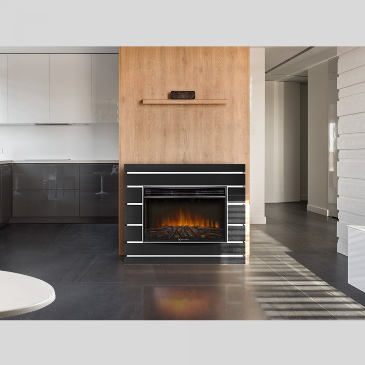 Каминокомплект: Очаг Electrolux 2720RLS N, портал Moderno 25 шпон чёрный дуб — изображение 4